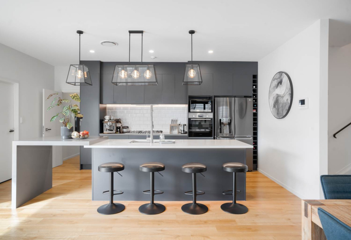 2 kitchens, 6 beds (4 ensuites) 5.5 baths house with double garage and 2 beds granny, 58 Lime Hill Rise, Flat Bush, Auckland