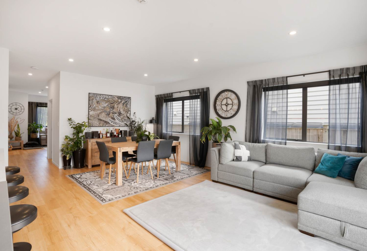 2 kitchens, 6 beds (4 ensuites) 5.5 baths house with double garage and 2 beds granny, 58 Lime Hill Rise, Flat Bush, Auckland