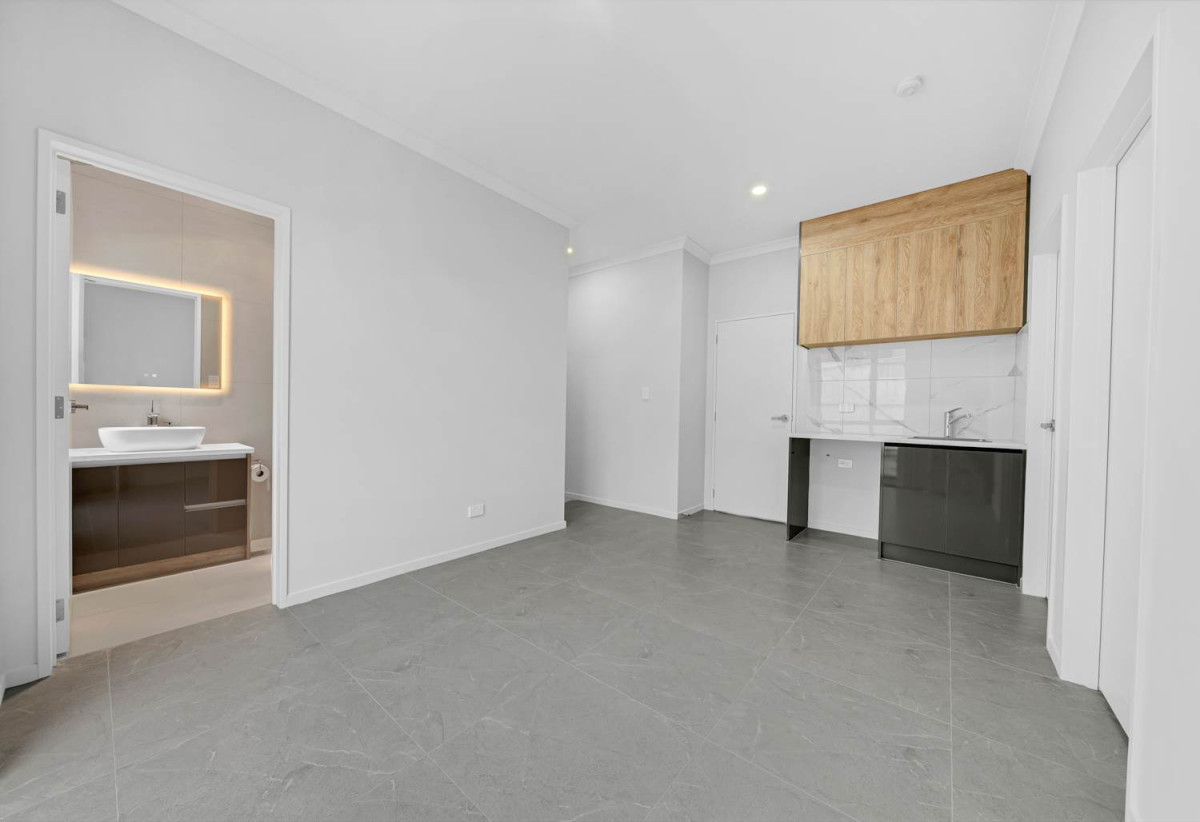 2 kitchens, 8 beds (3 ensuites) 5.5 baths house with double garage and 3 beds granny, 12 Uru Drive, Flat Bush, Auckland