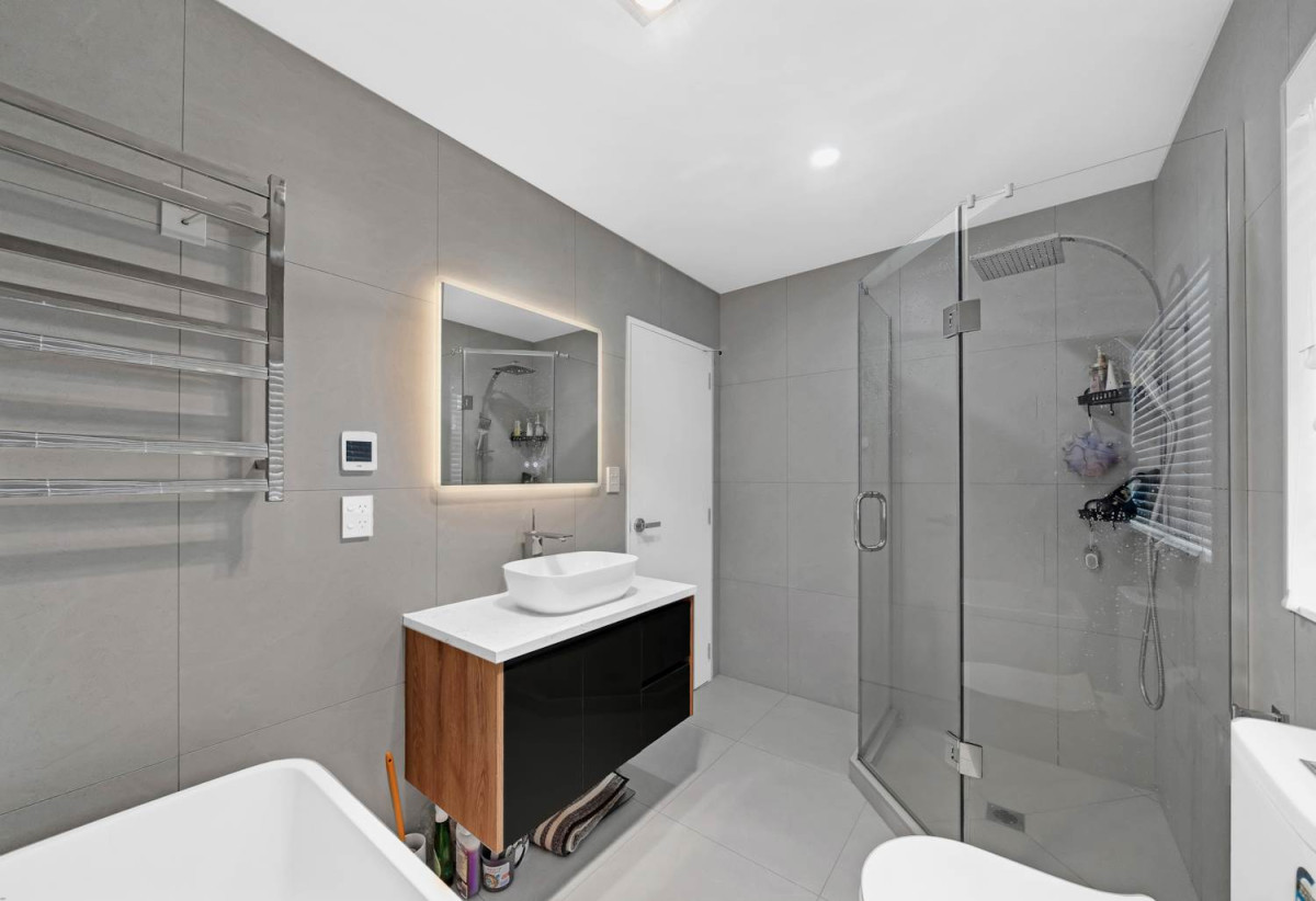 2 kitchens, 8 beds (3 ensuites) 5.5 baths house with double garage and 3 beds granny, 12 Uru Drive, Flat Bush, Auckland