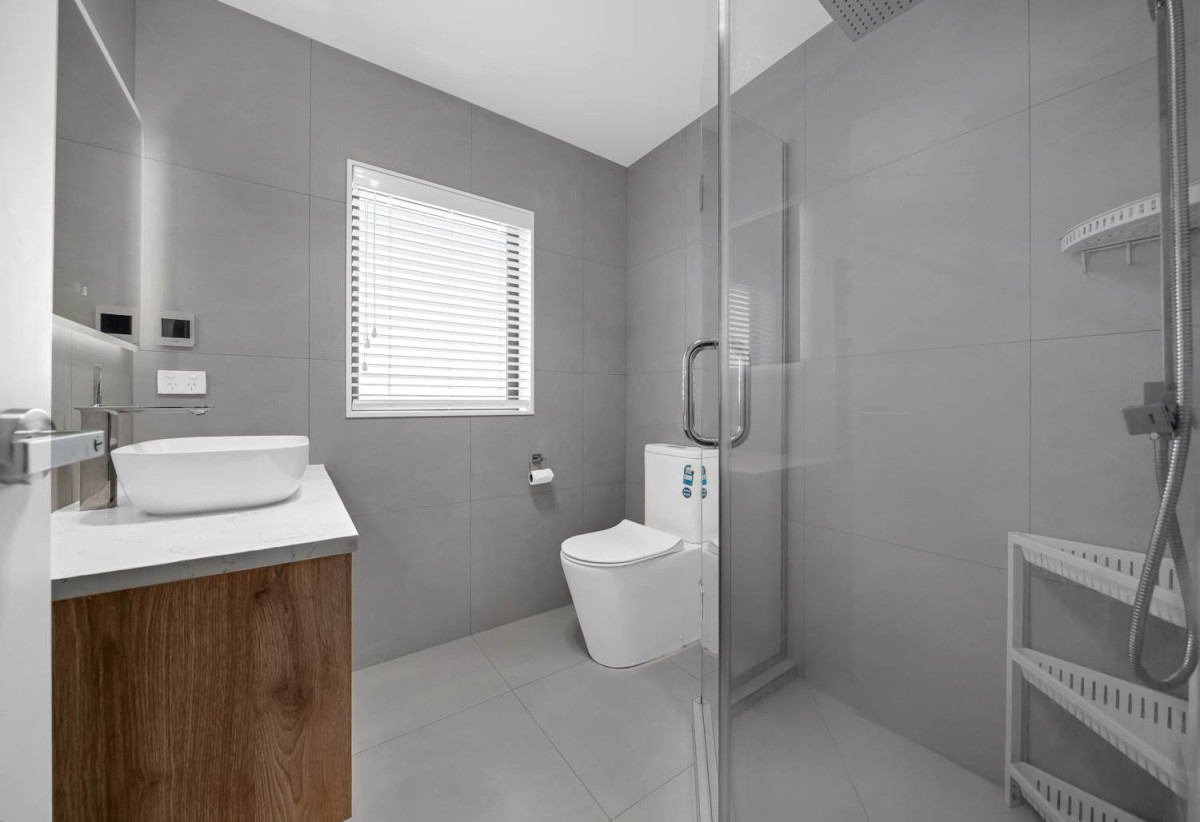 2 kitchens, 8 beds (3 ensuites) 5.5 baths house with double garage and 3 beds granny, 12 Uru Drive, Flat Bush, Auckland