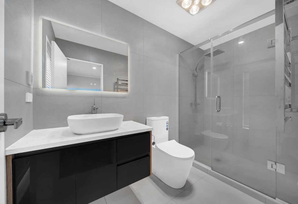 2 kitchens, 8 beds (3 ensuites) 5.5 baths house with double garage and 3 beds granny, 12 Uru Drive, Flat Bush, Auckland