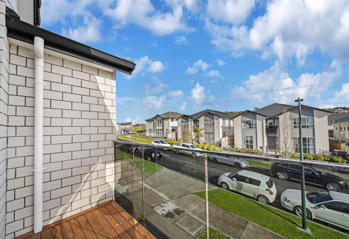 2 kitchens, 8 beds (3 ensuites) 5.5 baths house with double garage and 3 beds granny, 12 Uru Drive, Flat Bush, Auckland