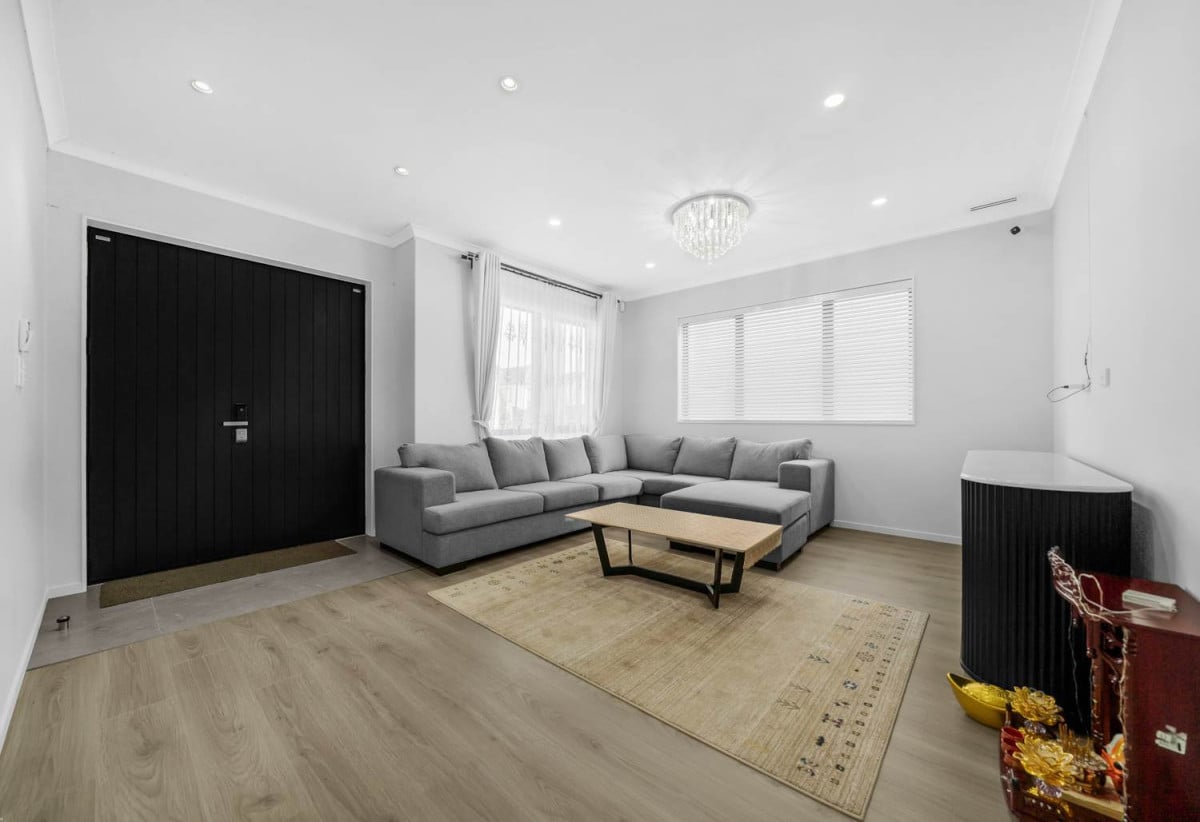 2 kitchens, 8 beds (3 ensuites) 5.5 baths house with double garage and 3 beds granny, 12 Uru Drive, Flat Bush, Auckland