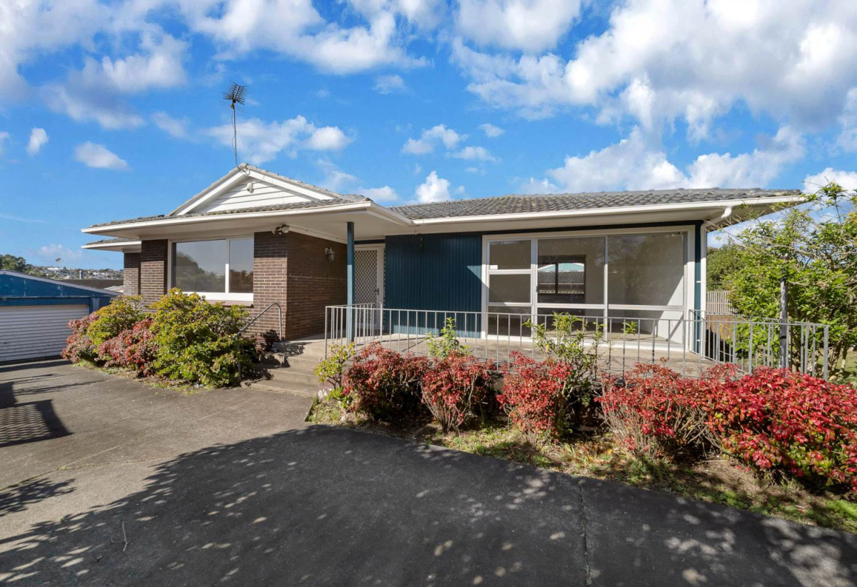 607m2 section, Brick and tile 3 beds 1 bath house with standalone double garage, 16 Harford Place, Pakuranga Heights, Auckland
