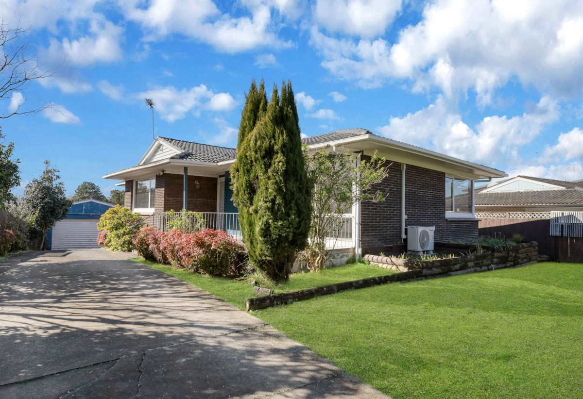 607m2 section, Brick and tile 3 beds 1 bath house with standalone double garage, 16 Harford Place, Pakuranga Heights, Auckland