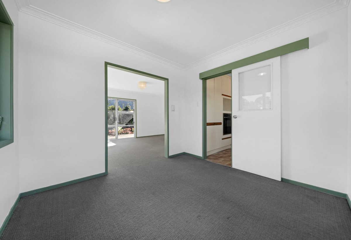 607m2 section, Brick and tile 3 beds 1 bath house with standalone double garage, 16 Harford Place, Pakuranga Heights, Auckland