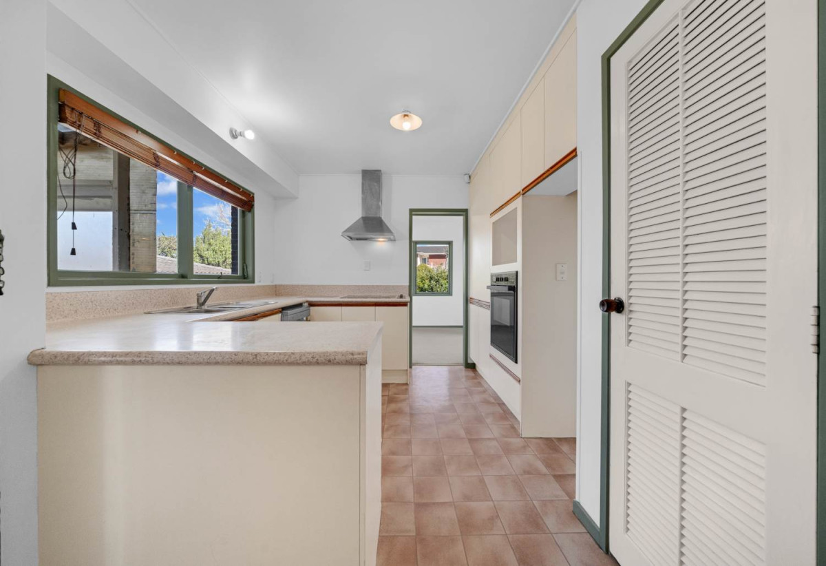 607m2 section, Brick and tile 3 beds 1 bath house with standalone double garage, 16 Harford Place, Pakuranga Heights, Auckland