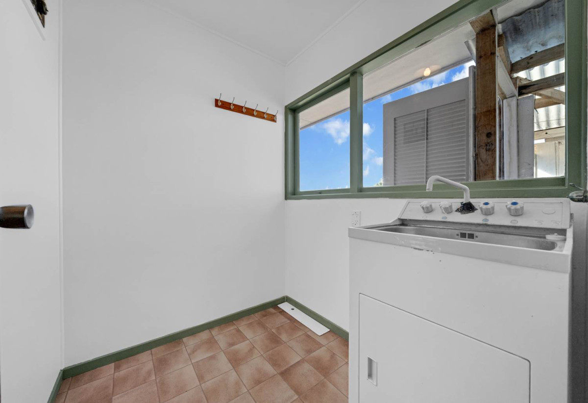 607m2 section, Brick and tile 3 beds 1 bath house with standalone double garage, 16 Harford Place, Pakuranga Heights, Auckland