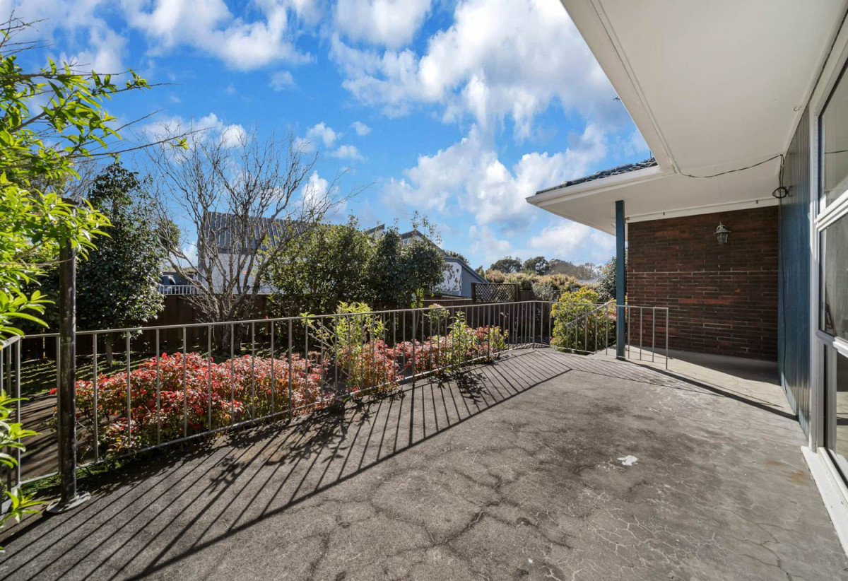 607m2 section, Brick and tile 3 beds 1 bath house with standalone double garage, 16 Harford Place, Pakuranga Heights, Auckland