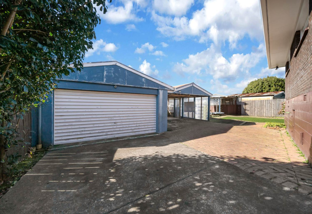 607m2 section, Brick and tile 3 beds 1 bath house with standalone double garage, 16 Harford Place, Pakuranga Heights, Auckland