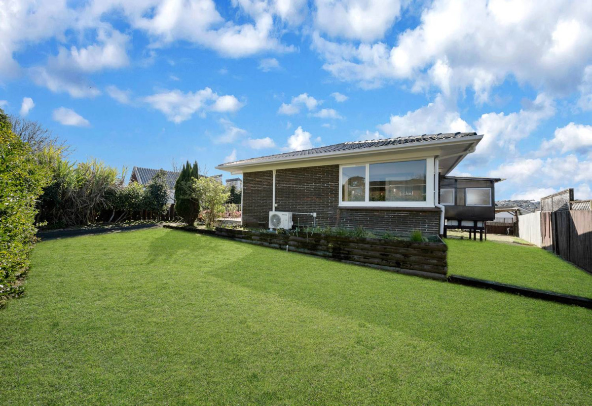 607m2 section, Brick and tile 3 beds 1 bath house with standalone double garage, 16 Harford Place, Pakuranga Heights, Auckland