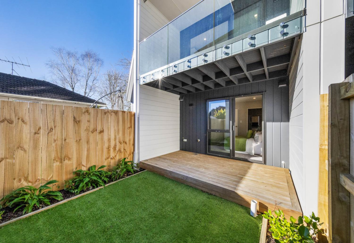 With View, Brandnew freehold 3 beds ( 2 semi-ensuites) 2.5 baths home with car park, 2/73 Glendale Road, Glen Eden, Auckland