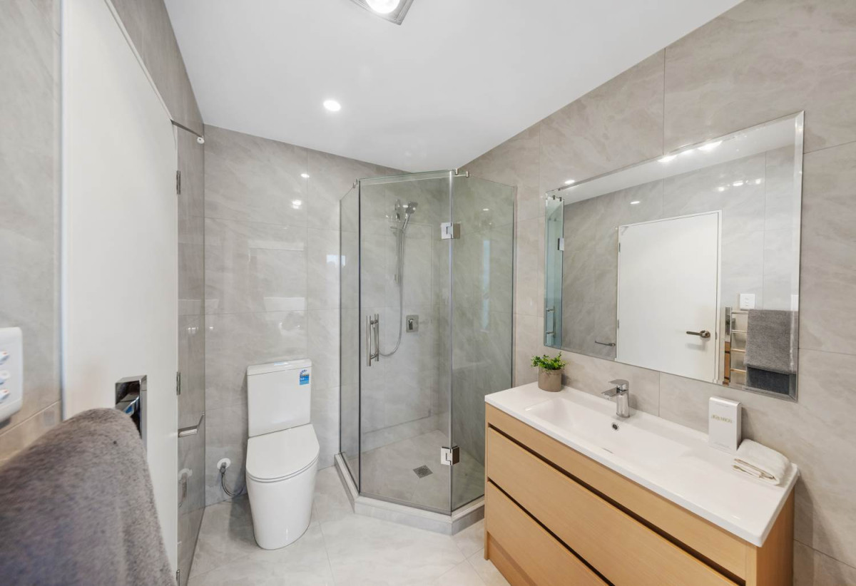 With View, Brandnew freehold 3 beds ( 2 semi-ensuites) 2.5 baths home with car park, 2/73 Glendale Road, Glen Eden, Auckland