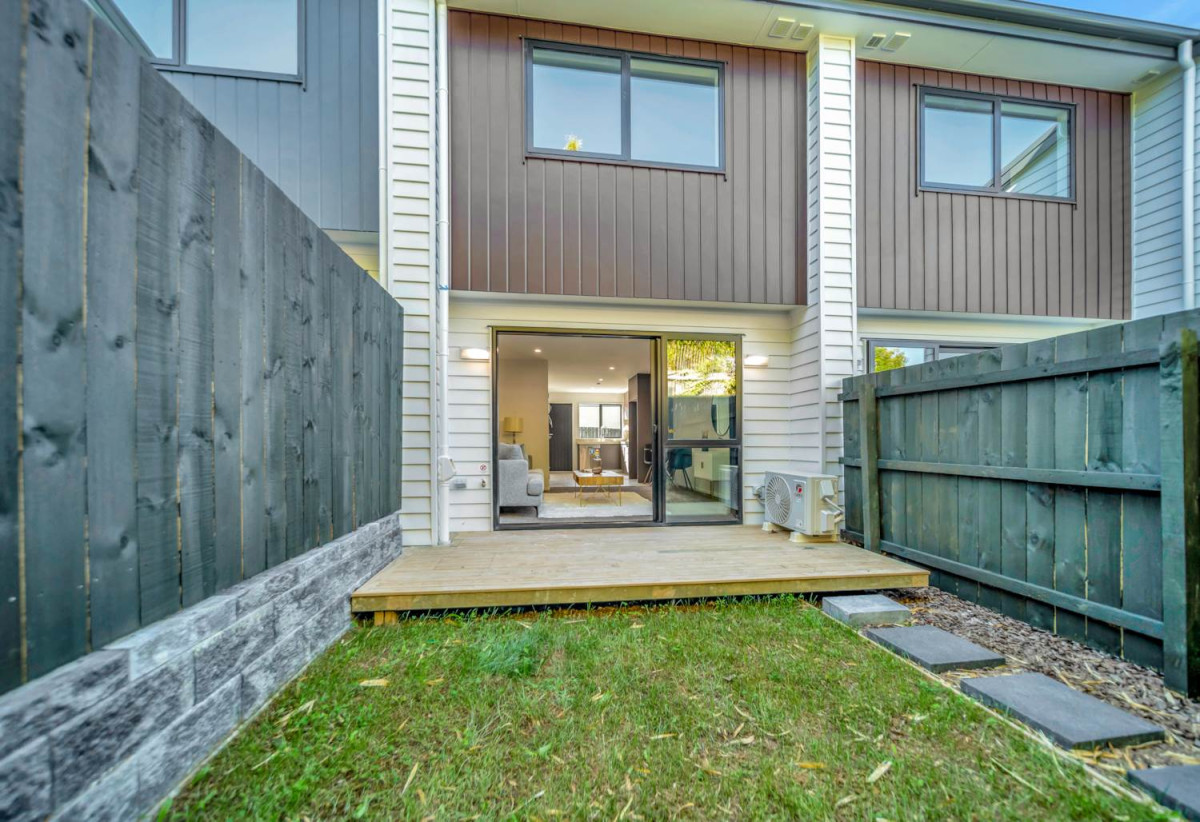 Enquiries over $500k, Brandnew 2 beds 1 bath home, move-in ready, 0.7 km to Royal Road School, 2/106 Triangle Road, Massey, Auckland