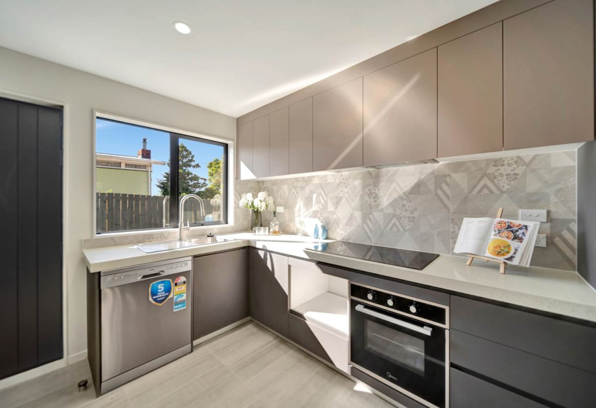 Enquiries over $500k, Brandnew 2 beds 1 bath home, move-in ready, 0.7 km to Royal Road School, 3/106 Triangle Road, Massey, Auckland