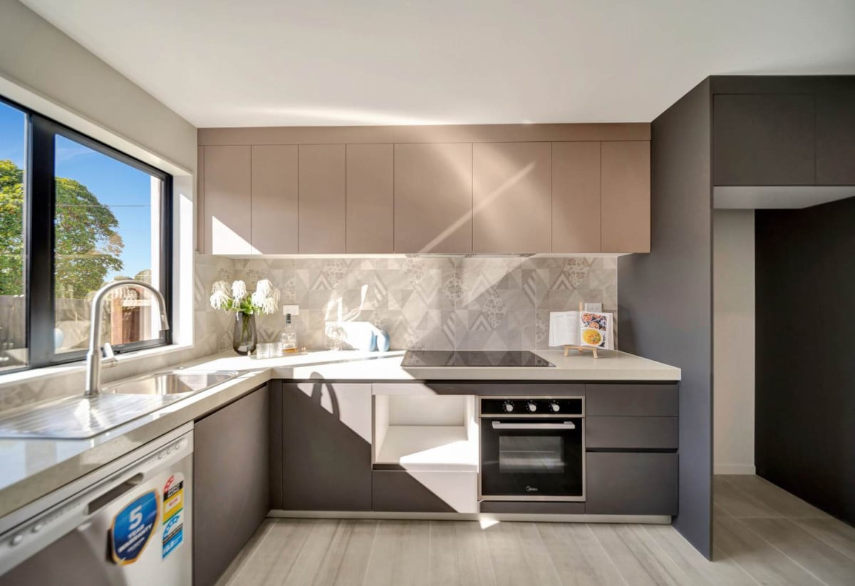 Enquiries over $500k, Brandnew 2 beds 1 bath home, move-in ready, 0.7 km to Royal Road School, 3/106 Triangle Road, Massey, Auckland