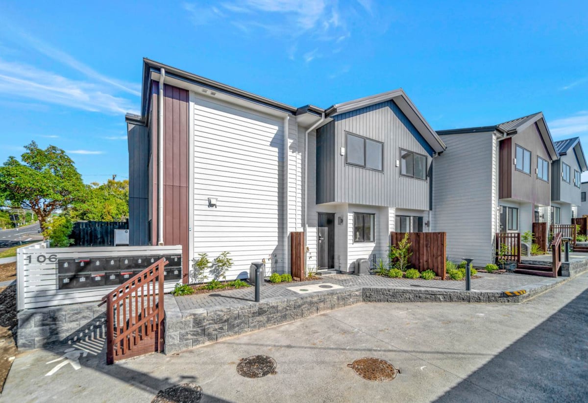 Enquiries over $500k, Brandnew 2 beds 1 bath home, move-in ready, 0.7 km to Royal Road School, 1/106 Triangle Road, Massey, Auckland