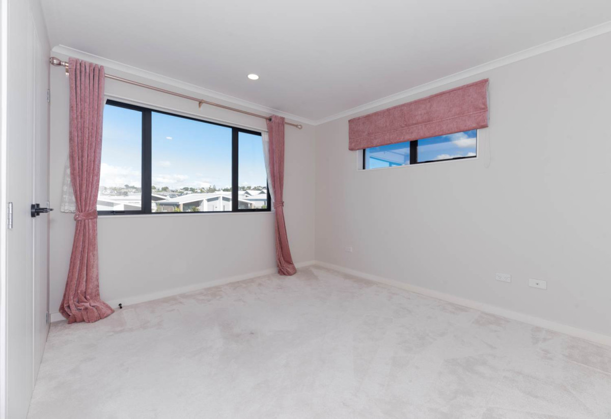 501m2 section, 2 kitchens, 5 beds 3.5 baths house with double garage and 2 beds granny, 56 Taikura Avenue, Red Beach, Auckland