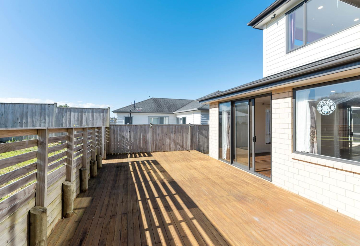 501m2 section, 2 kitchens, 5 beds 3.5 baths house with double garage and 2 beds granny, 56 Taikura Avenue, Red Beach, Auckland