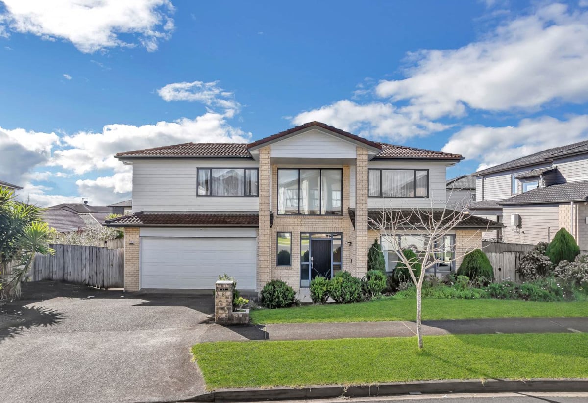 Must sell, Walk to Ormiston Schools and Ormiston shopping centre, 5 Bedrooms (3 Ensuites) | 4.5 Bathrooms | Approx. 270m² Floor Area | 424m²(MOL) Freehold Land | Internal Double garage | Fully Fenced, 8 Listack Drive, Flat Bush, Auckland