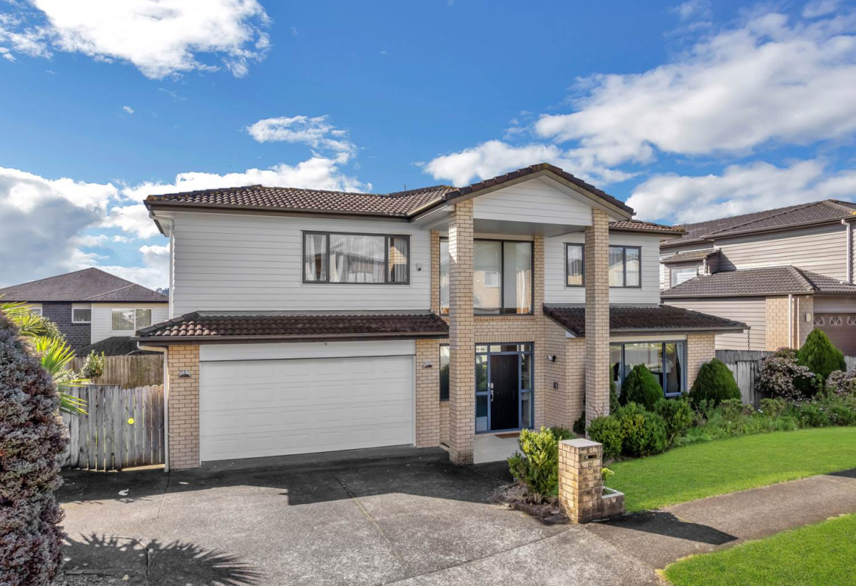Must sell, Walk to Ormiston Schools and Ormiston shopping centre, 5 Bedrooms (3 Ensuites) | 4.5 Bathrooms | Approx. 270m² Floor Area | 424m²(MOL) Freehold Land | Internal Double garage | Fully Fenced, 8 Listack Drive, Flat Bush, Auckland