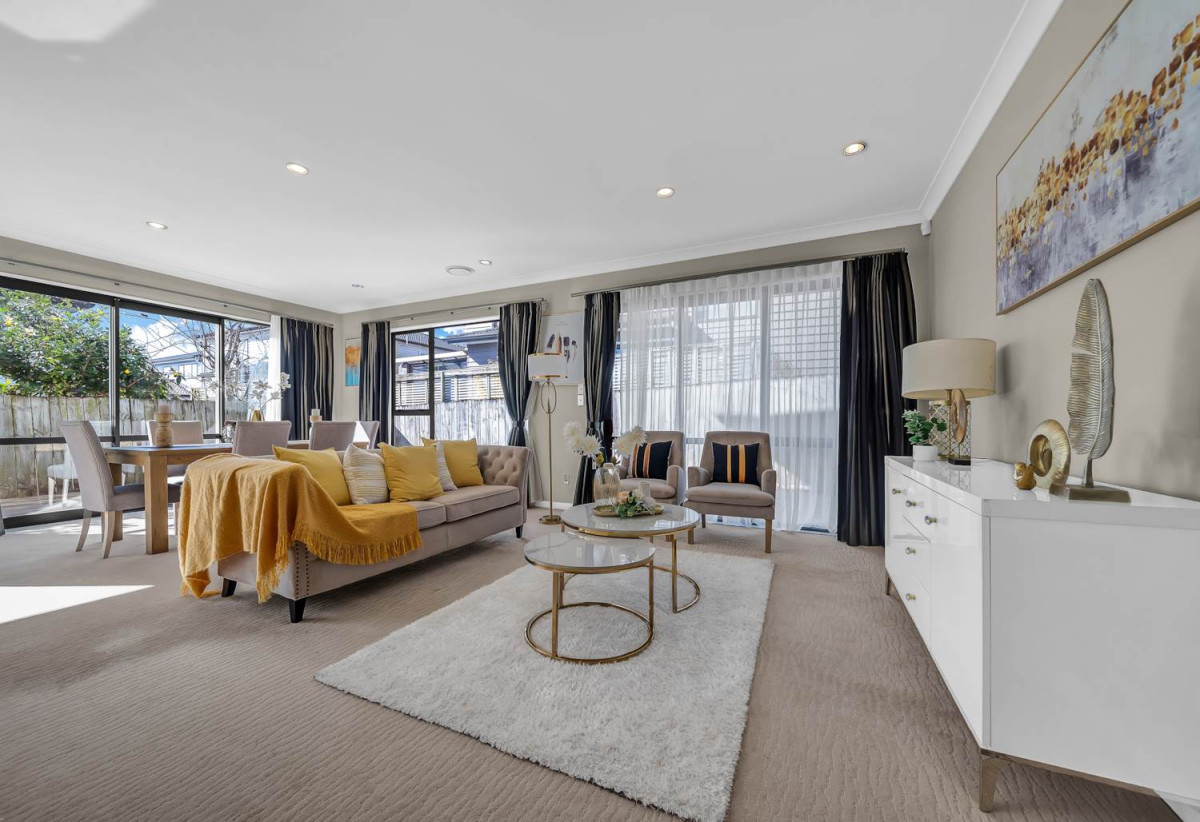 Must sell, Walk to Ormiston Schools and Ormiston shopping centre, 5 Bedrooms (3 Ensuites) | 4.5 Bathrooms | Approx. 270m² Floor Area | 424m²(MOL) Freehold Land | Internal Double garage | Fully Fenced, 8 Listack Drive, Flat Bush, Auckland