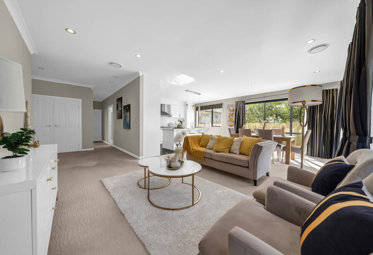 Must sell, Walk to Ormiston Schools and Ormiston shopping centre, 5 Bedrooms (3 Ensuites) | 4.5 Bathrooms | Approx. 270m² Floor Area | 424m²(MOL) Freehold Land | Internal Double garage | Fully Fenced, 8 Listack Drive, Flat Bush, Auckland