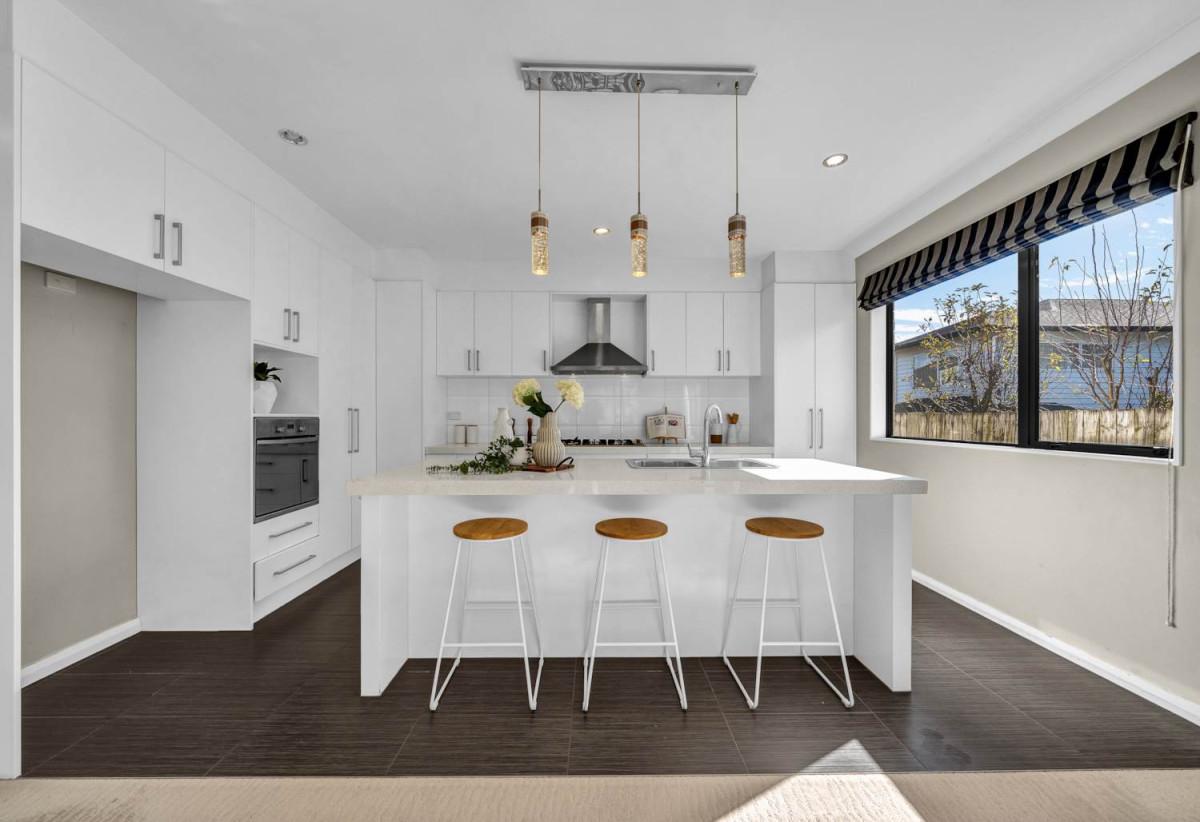 Must sell, Walk to Ormiston Schools and Ormiston shopping centre, 5 Bedrooms (3 Ensuites) | 4.5 Bathrooms | Approx. 270m² Floor Area | 424m²(MOL) Freehold Land | Internal Double garage | Fully Fenced, 8 Listack Drive, Flat Bush, Auckland