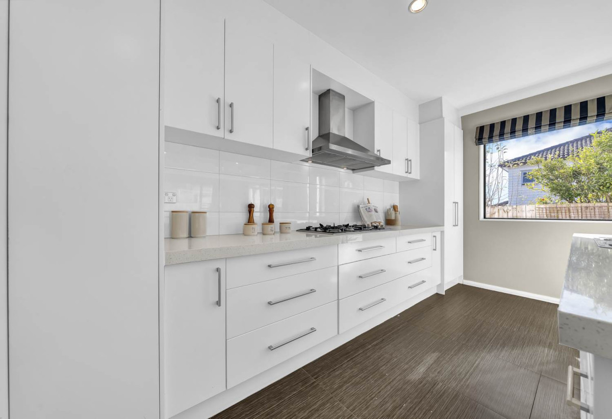 Must sell, Walk to Ormiston Schools and Ormiston shopping centre, 5 Bedrooms (3 Ensuites) | 4.5 Bathrooms | Approx. 270m² Floor Area | 424m²(MOL) Freehold Land | Internal Double garage | Fully Fenced, 8 Listack Drive, Flat Bush, Auckland