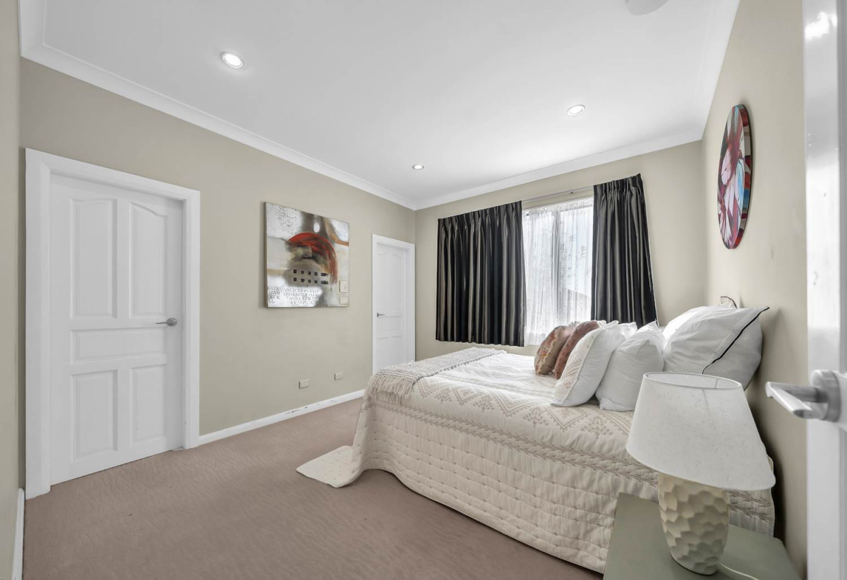 Must sell, Walk to Ormiston Schools and Ormiston shopping centre, 5 Bedrooms (3 Ensuites) | 4.5 Bathrooms | Approx. 270m² Floor Area | 424m²(MOL) Freehold Land | Internal Double garage | Fully Fenced, 8 Listack Drive, Flat Bush, Auckland