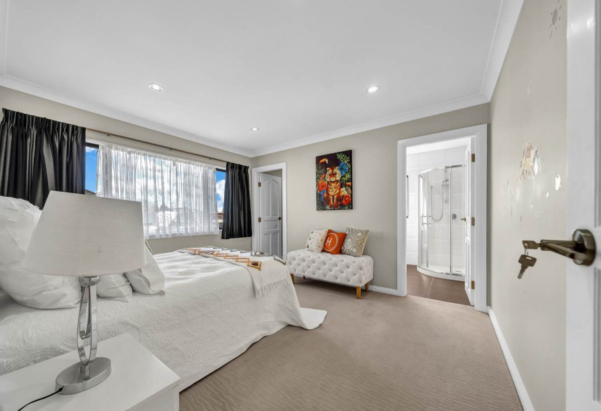 Must sell, Walk to Ormiston Schools and Ormiston shopping centre, 5 Bedrooms (3 Ensuites) | 4.5 Bathrooms | Approx. 270m² Floor Area | 424m²(MOL) Freehold Land | Internal Double garage | Fully Fenced, 8 Listack Drive, Flat Bush, Auckland