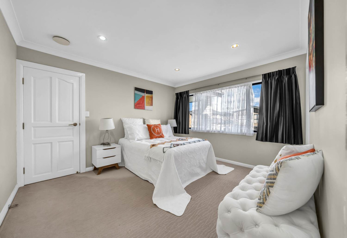 Must sell, Walk to Ormiston Schools and Ormiston shopping centre, 5 Bedrooms (3 Ensuites) | 4.5 Bathrooms | Approx. 270m² Floor Area | 424m²(MOL) Freehold Land | Internal Double garage | Fully Fenced, 8 Listack Drive, Flat Bush, Auckland