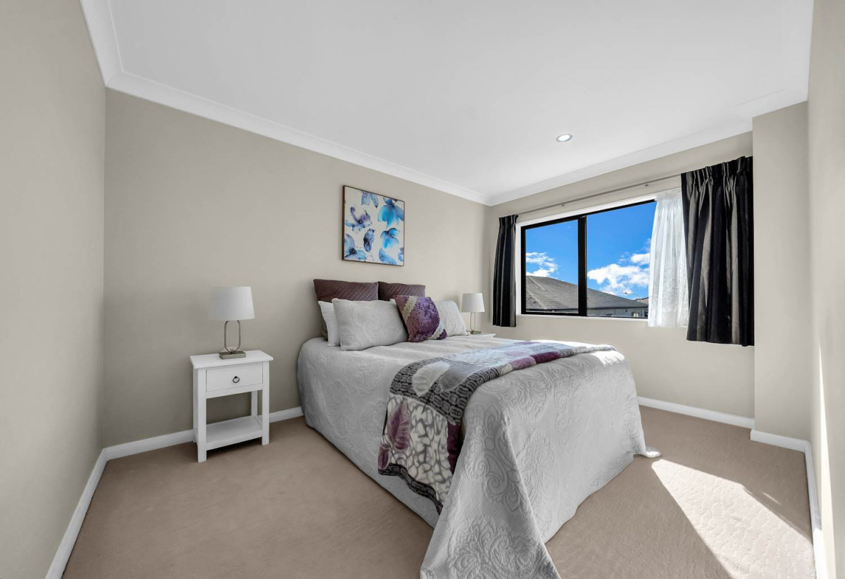 Must sell, Walk to Ormiston Schools and Ormiston shopping centre, 5 Bedrooms (3 Ensuites) | 4.5 Bathrooms | Approx. 270m² Floor Area | 424m²(MOL) Freehold Land | Internal Double garage | Fully Fenced, 8 Listack Drive, Flat Bush, Auckland