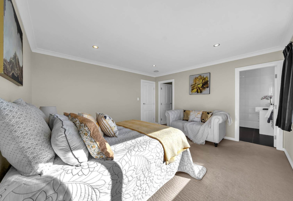 Must sell, Walk to Ormiston Schools and Ormiston shopping centre, 5 Bedrooms (3 Ensuites) | 4.5 Bathrooms | Approx. 270m² Floor Area | 424m²(MOL) Freehold Land | Internal Double garage | Fully Fenced, 8 Listack Drive, Flat Bush, Auckland