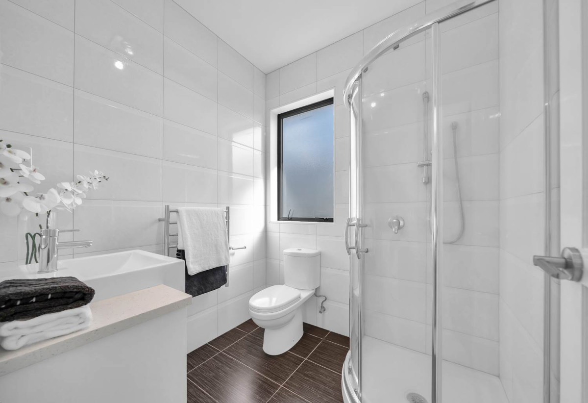 Must sell, Walk to Ormiston Schools and Ormiston shopping centre, 5 Bedrooms (3 Ensuites) | 4.5 Bathrooms | Approx. 270m² Floor Area | 424m²(MOL) Freehold Land | Internal Double garage | Fully Fenced, 8 Listack Drive, Flat Bush, Auckland