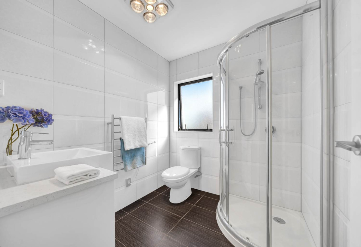 Must sell, Walk to Ormiston Schools and Ormiston shopping centre, 5 Bedrooms (3 Ensuites) | 4.5 Bathrooms | Approx. 270m² Floor Area | 424m²(MOL) Freehold Land | Internal Double garage | Fully Fenced, 8 Listack Drive, Flat Bush, Auckland