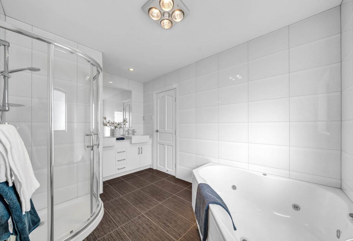 Must sell, Walk to Ormiston Schools and Ormiston shopping centre, 5 Bedrooms (3 Ensuites) | 4.5 Bathrooms | Approx. 270m² Floor Area | 424m²(MOL) Freehold Land | Internal Double garage | Fully Fenced, 8 Listack Drive, Flat Bush, Auckland