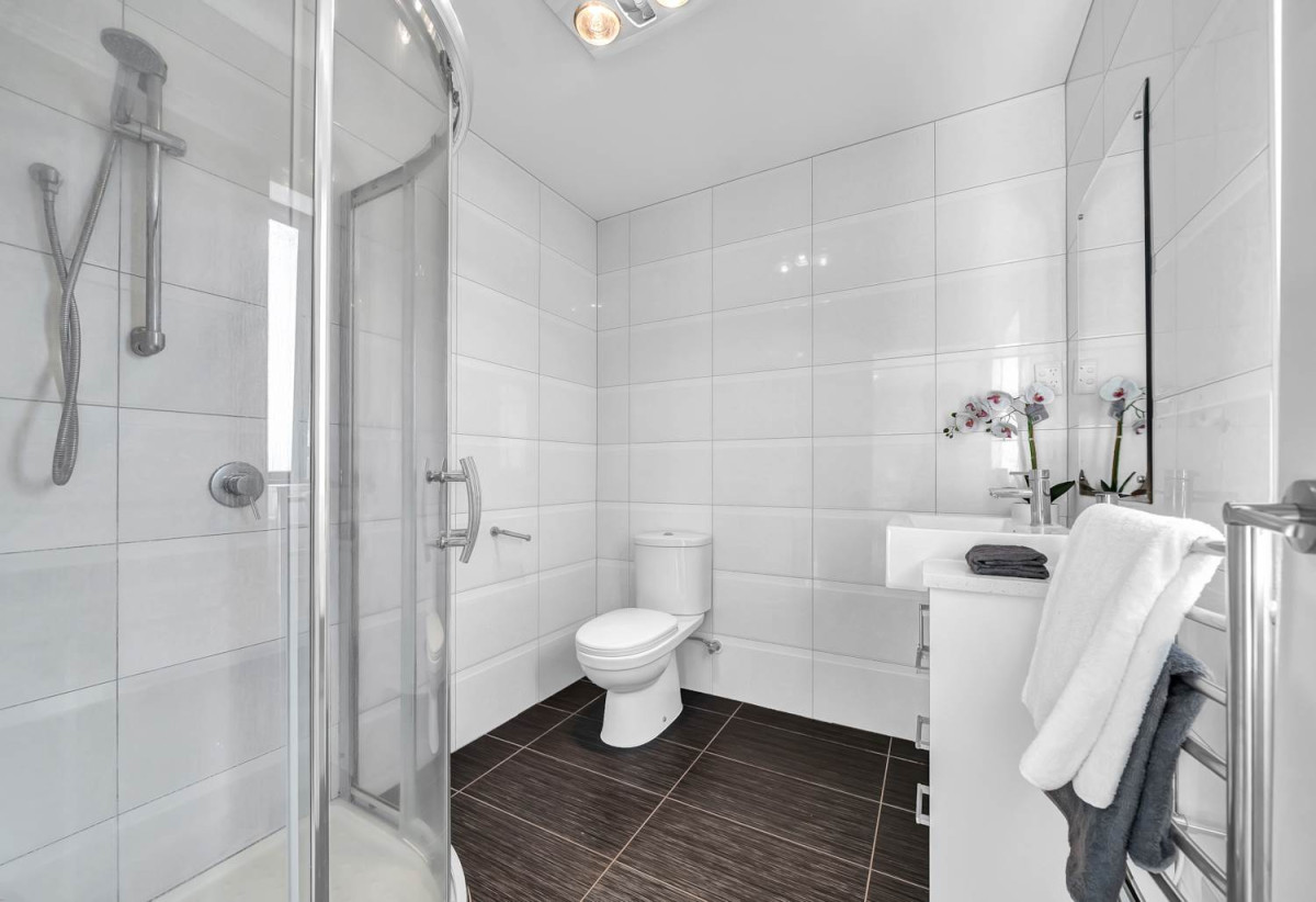 Must sell, Walk to Ormiston Schools and Ormiston shopping centre, 5 Bedrooms (3 Ensuites) | 4.5 Bathrooms | Approx. 270m² Floor Area | 424m²(MOL) Freehold Land | Internal Double garage | Fully Fenced, 8 Listack Drive, Flat Bush, Auckland