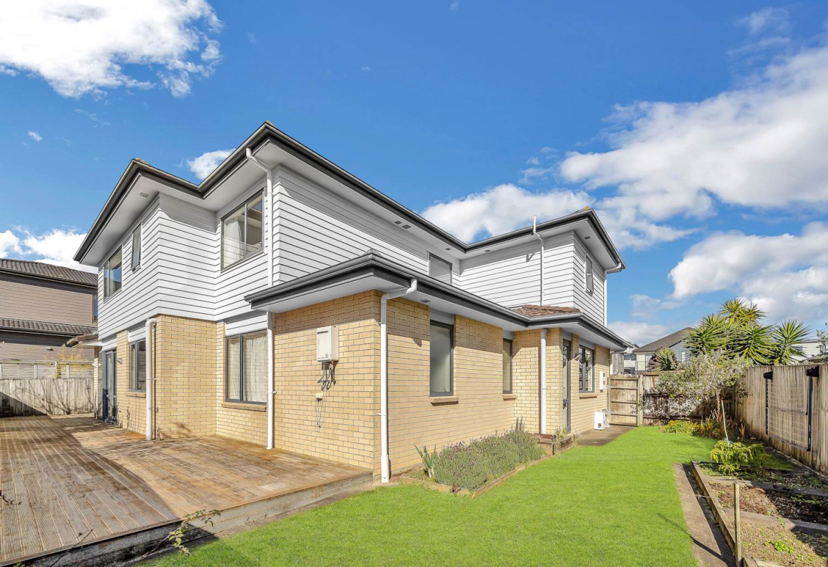 Must sell, Walk to Ormiston Schools and Ormiston shopping centre, 5 Bedrooms (3 Ensuites) | 4.5 Bathrooms | Approx. 270m² Floor Area | 424m²(MOL) Freehold Land | Internal Double garage | Fully Fenced, 8 Listack Drive, Flat Bush, Auckland