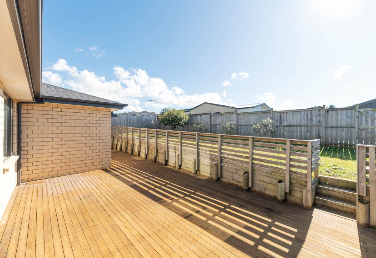501m2 section, 2 kitchens, 5 beds 3.5 baths house with double garage and 2 beds granny, 56 Taikura Avenue, Red Beach, Auckland