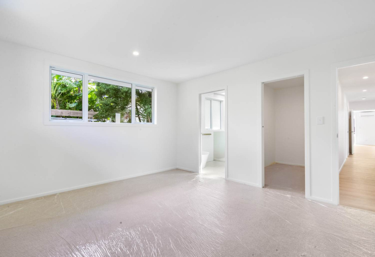 428m2 section, 4 beds 2.5 baths house with car parks, walks to schools, 6A Alston Avenue, Kelston, Auckland