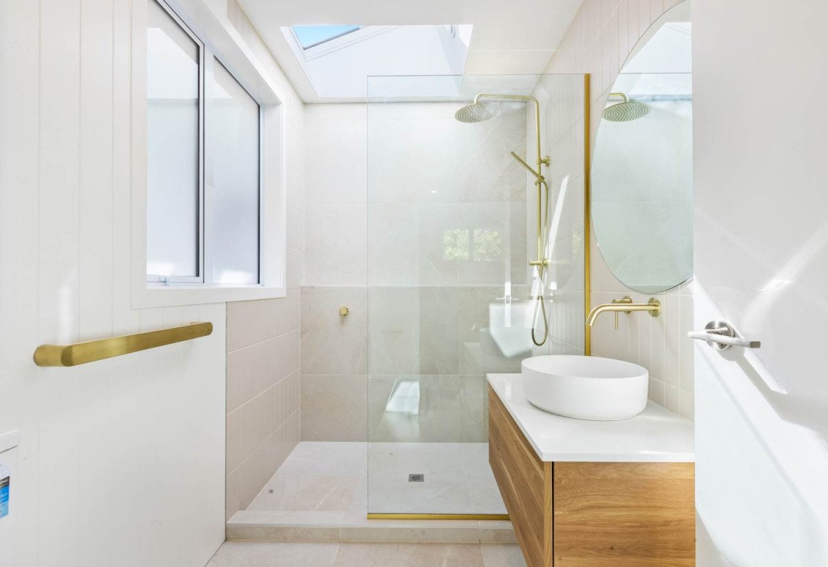 428m2 section, 4 beds 2.5 baths house with car parks, walks to schools, 6A Alston Avenue, Kelston, Auckland