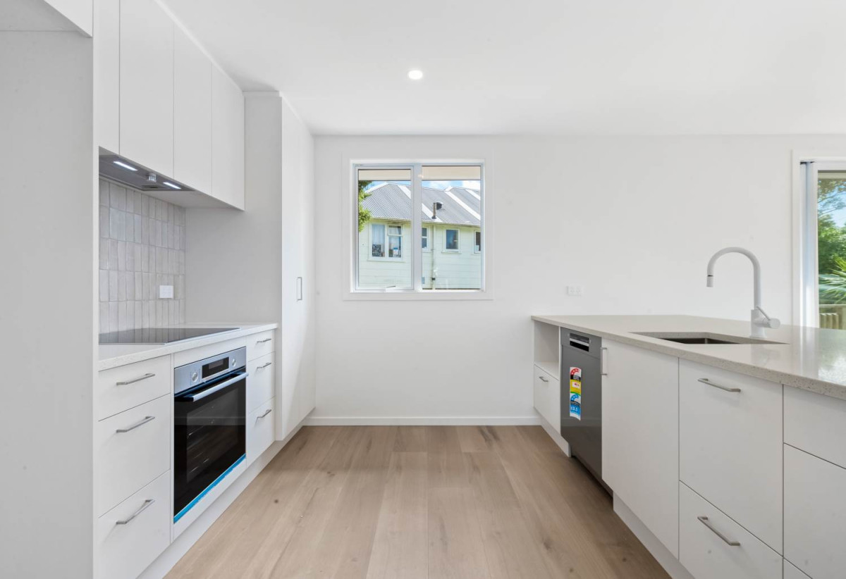 428m2 section, 4 beds 2.5 baths house with car parks, walks to schools, 6A Alston Avenue, Kelston, Auckland