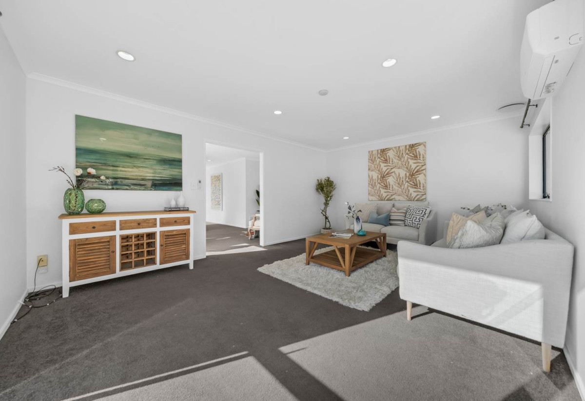 4 beds + study 2 baths house with double garage, 2/12 Solana Court, Botany Downs, Auckland