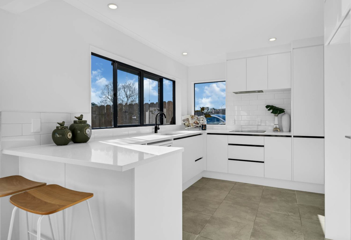 4 beds + study 2 baths house with double garage, 2/12 Solana Court, Botany Downs, Auckland