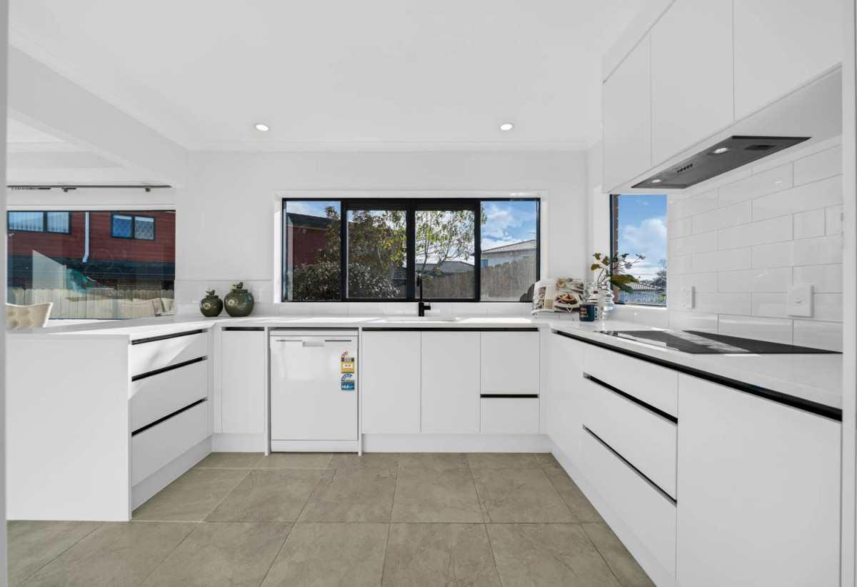 4 beds + study 2 baths house with double garage, 2/12 Solana Court, Botany Downs, Auckland