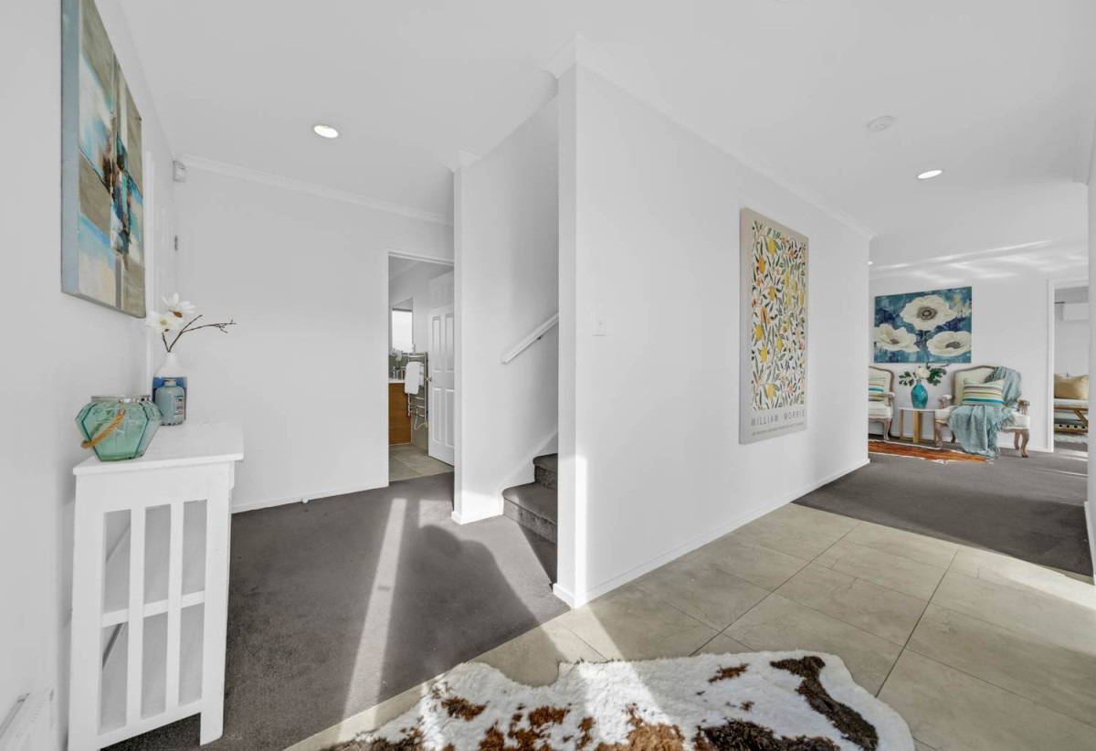 4 beds + study 2 baths house with double garage, 2/12 Solana Court, Botany Downs, Auckland