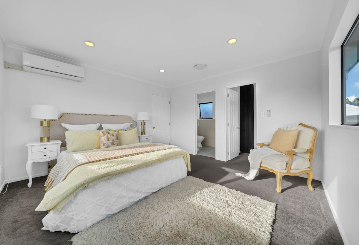 4 beds + study 2 baths house with double garage, 2/12 Solana Court, Botany Downs, Auckland