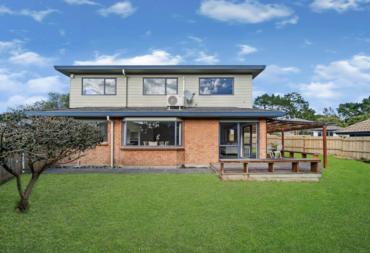 4 beds + study 2 baths house with double garage, 2/12 Solana Court, Botany Downs, Auckland